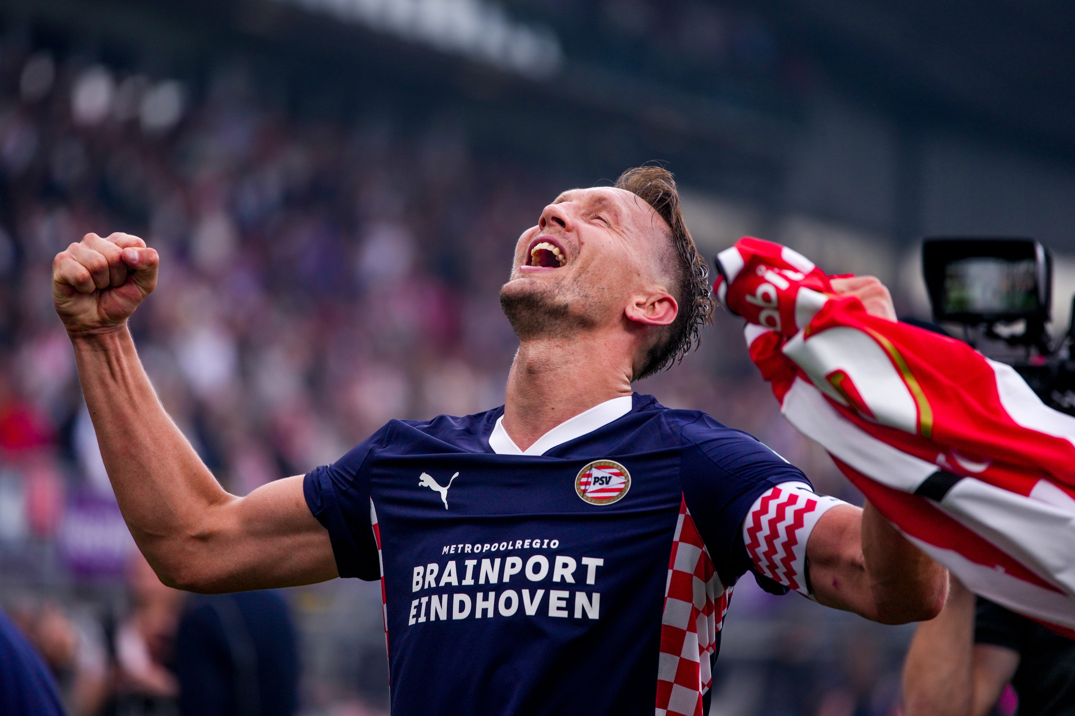 Luuk de Jong viert de titel met de supporters