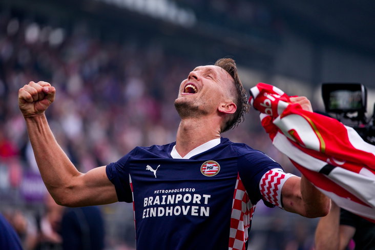 Luuk de Jong viert de titel met de supporters