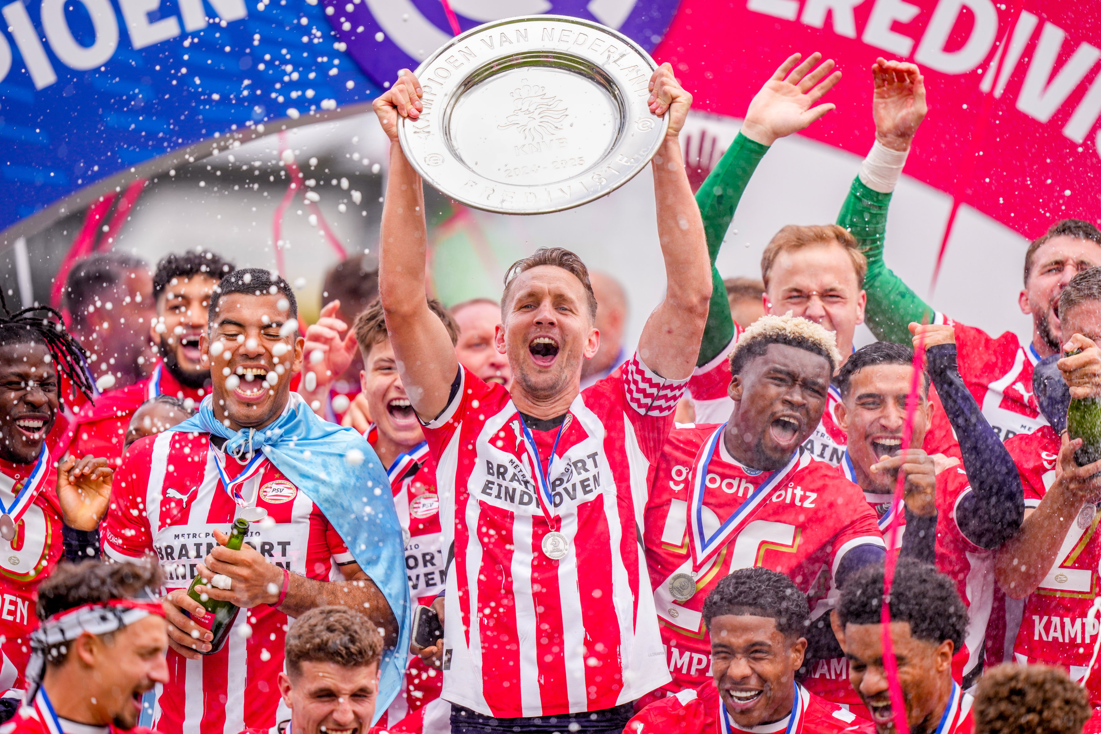 Luuk de Jong toont de kampioensschaal