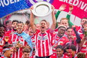 Luuk de Jong toont de kampioensschaal