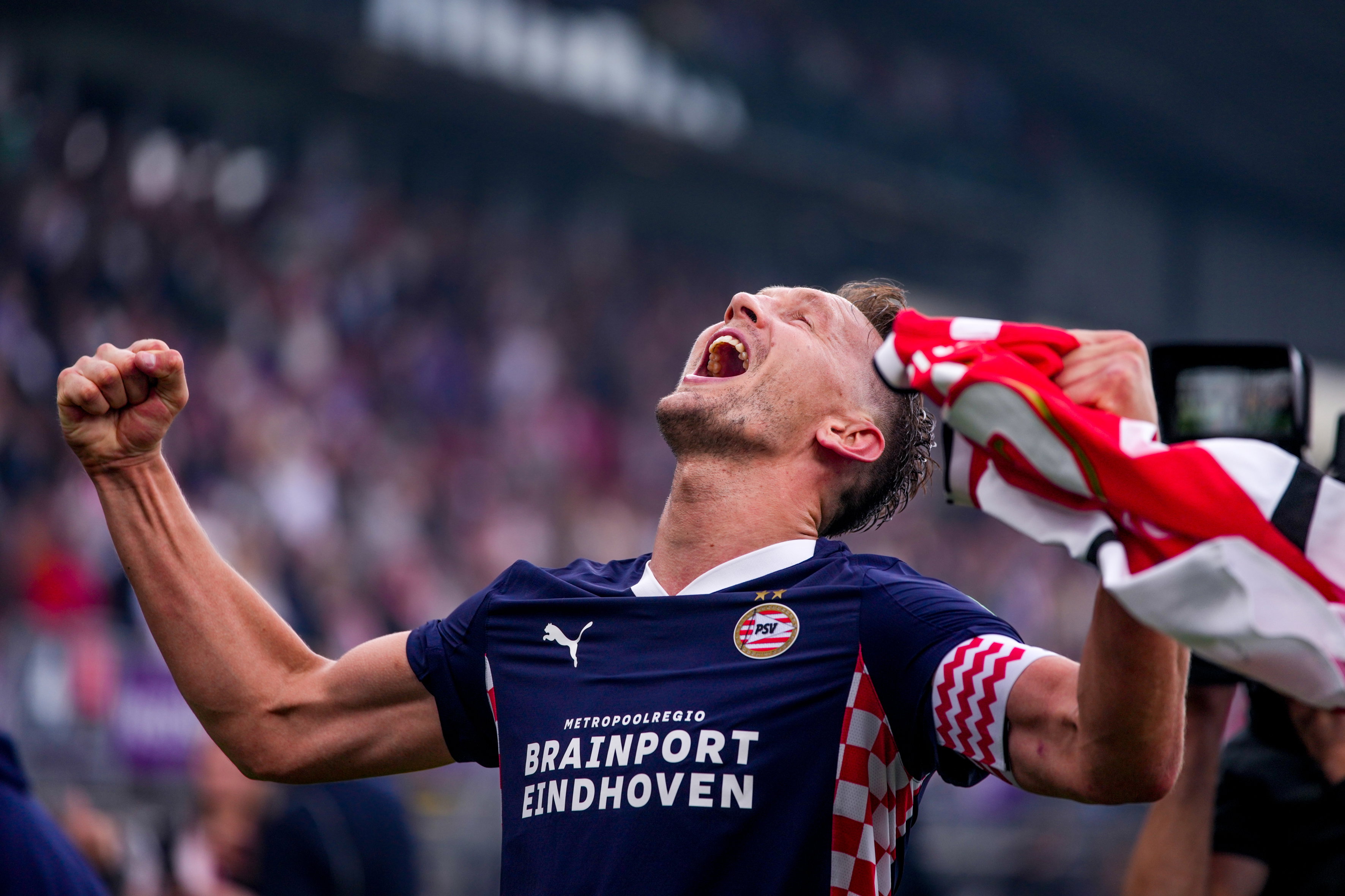 Luuk de Jong viert de landstitel van PSV in het nieuwe uitshirt