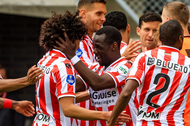 Joshua Kitolano feliciteert Gjivai Zechiël