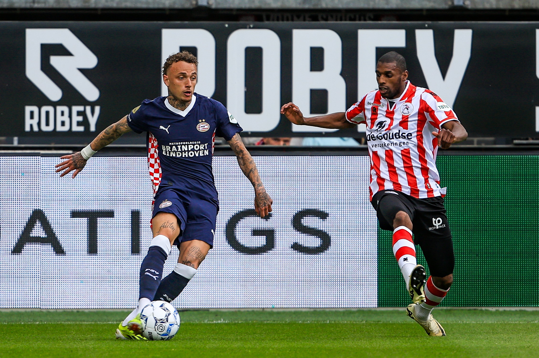 Noa Lang in het nieuwe uittenue van PSV