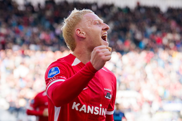 Mexx Meerdink viert een treffer tegen SC Heerenveen
