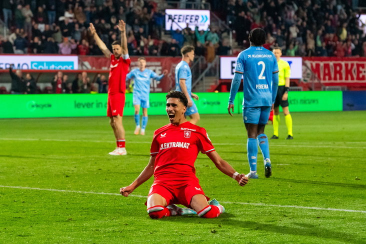 Younes Taha juicht na zijn treffer
