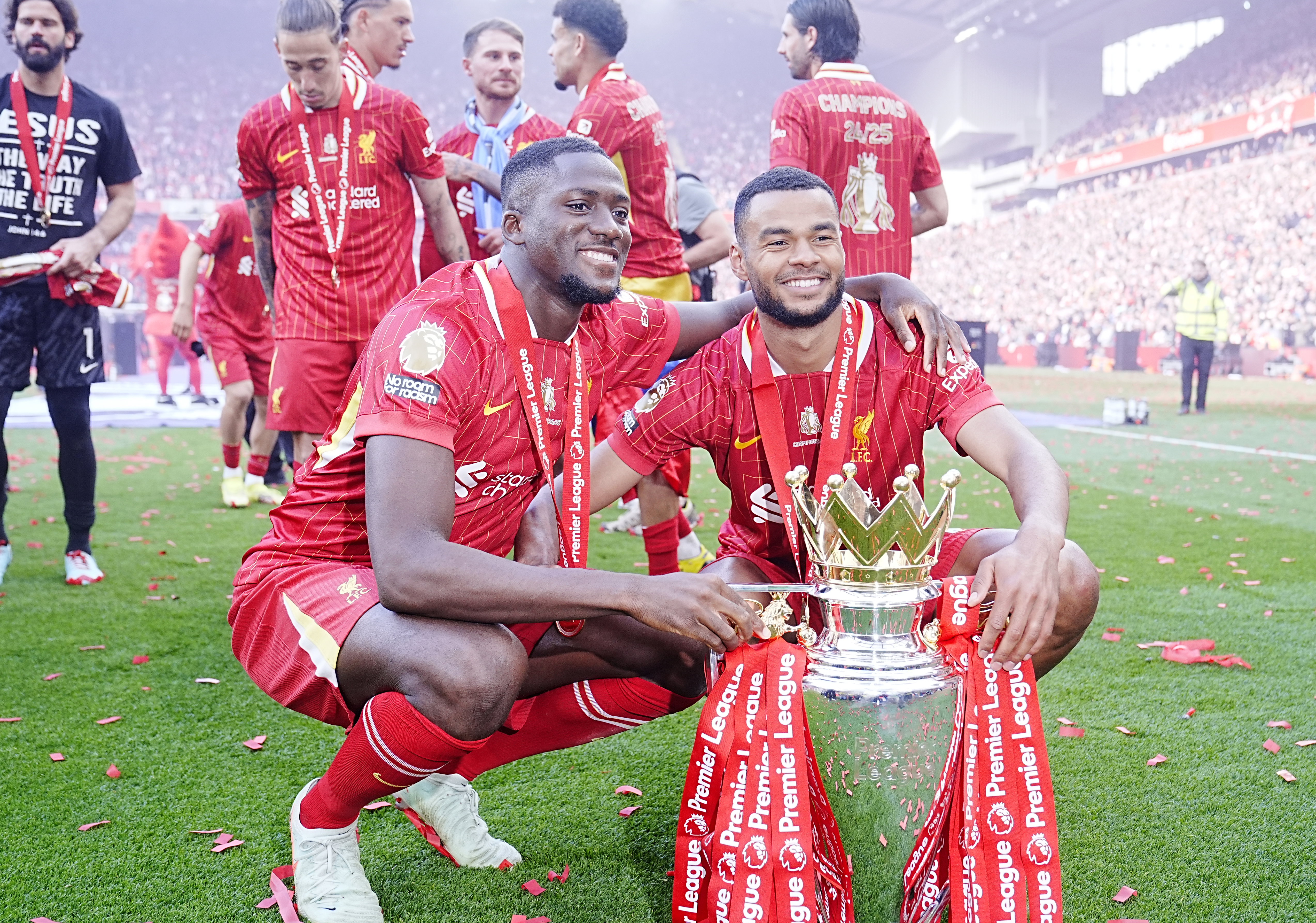 Cody Gakpo met de Premier League-trofee