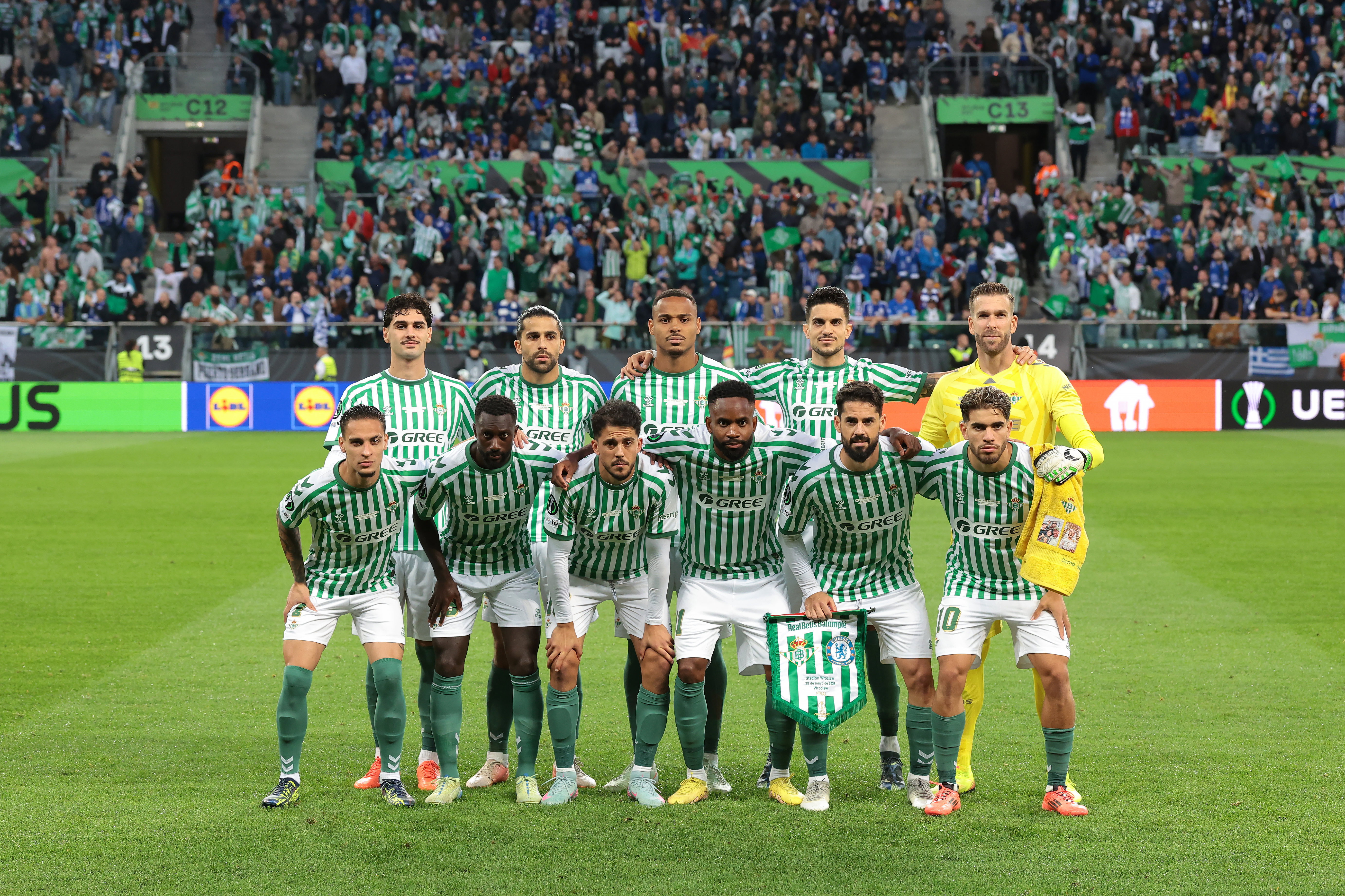 Real Betis met Antony uiterst links op de onderste rij
