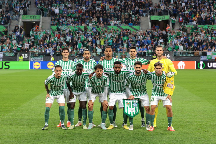 Real Betis met Antony uiterst links op de onderste rij