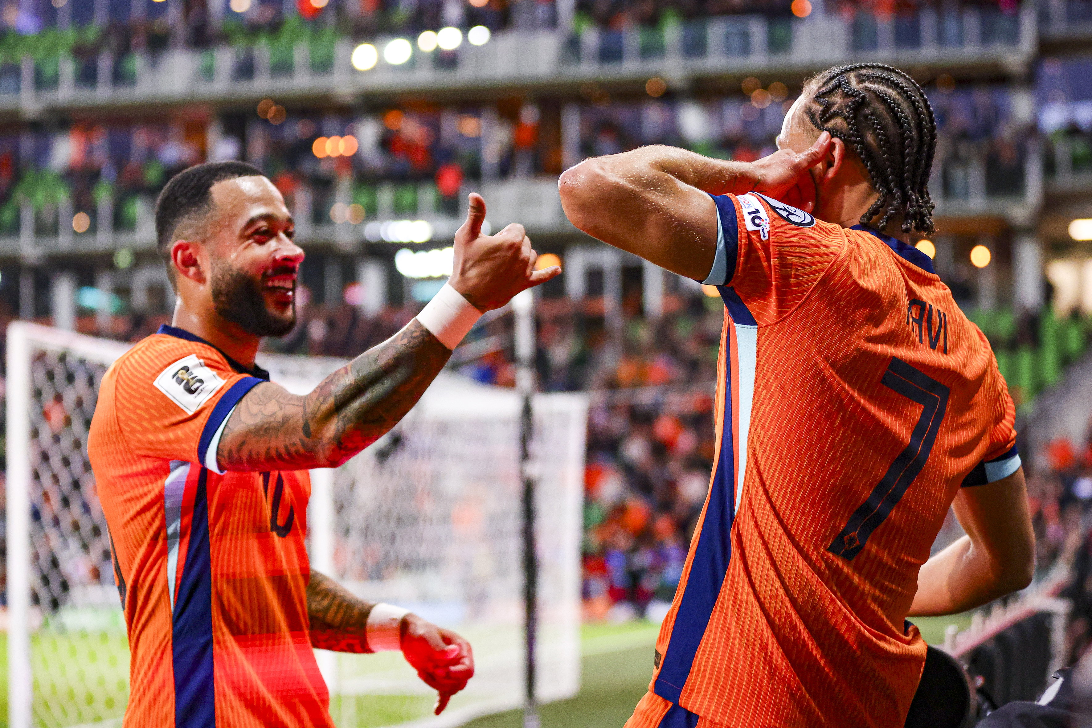 Memphis en Xavi Simons vieren een treffer tegen Malta
