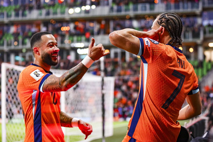 Memphis en Xavi Simons vieren een treffer tegen Malta