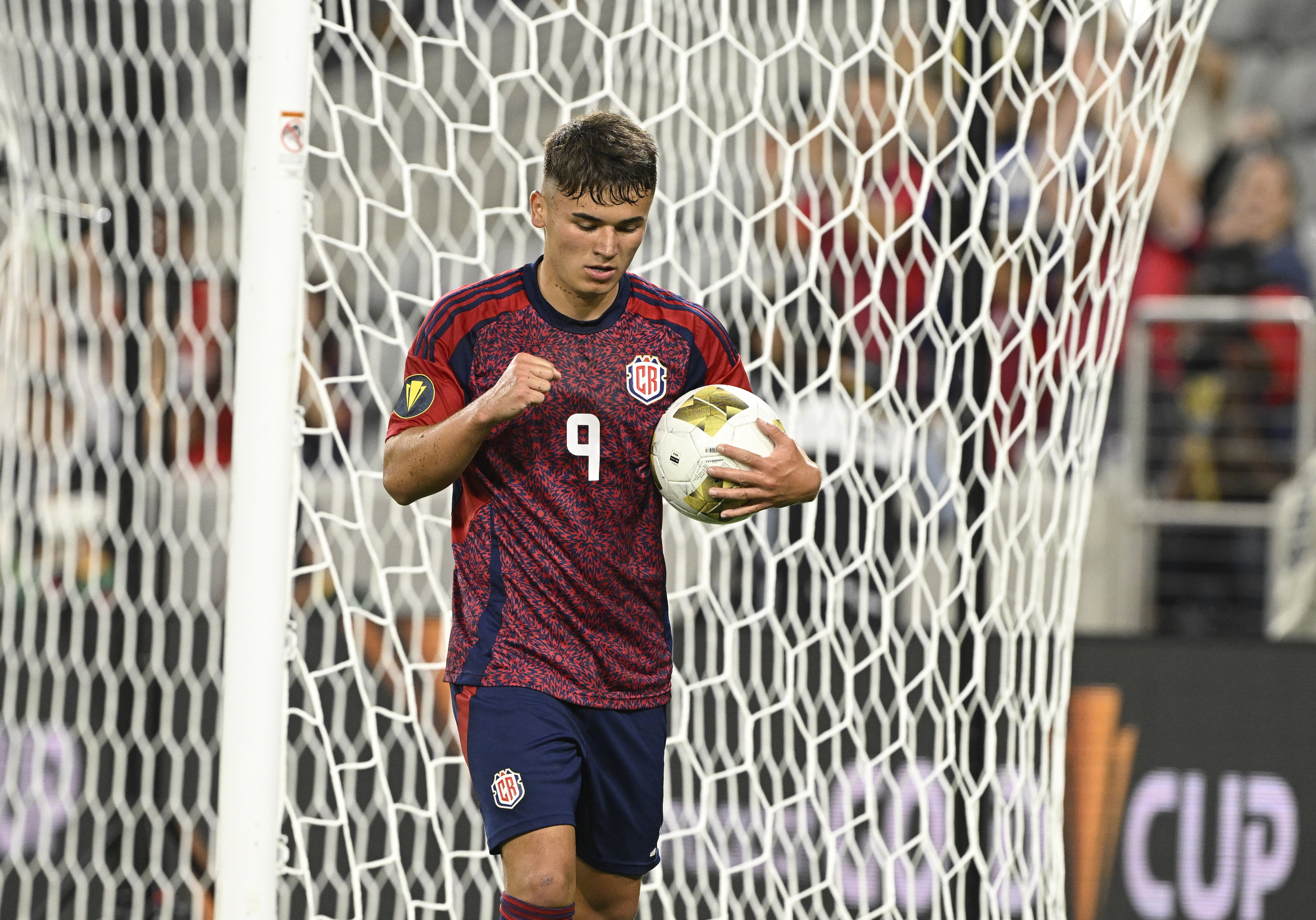 Manfred Ugalde juicht na een goal voor Costa Rica