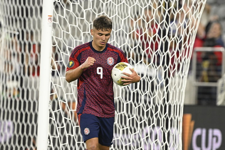 Manfred Ugalde juicht na een goal voor Costa Rica
