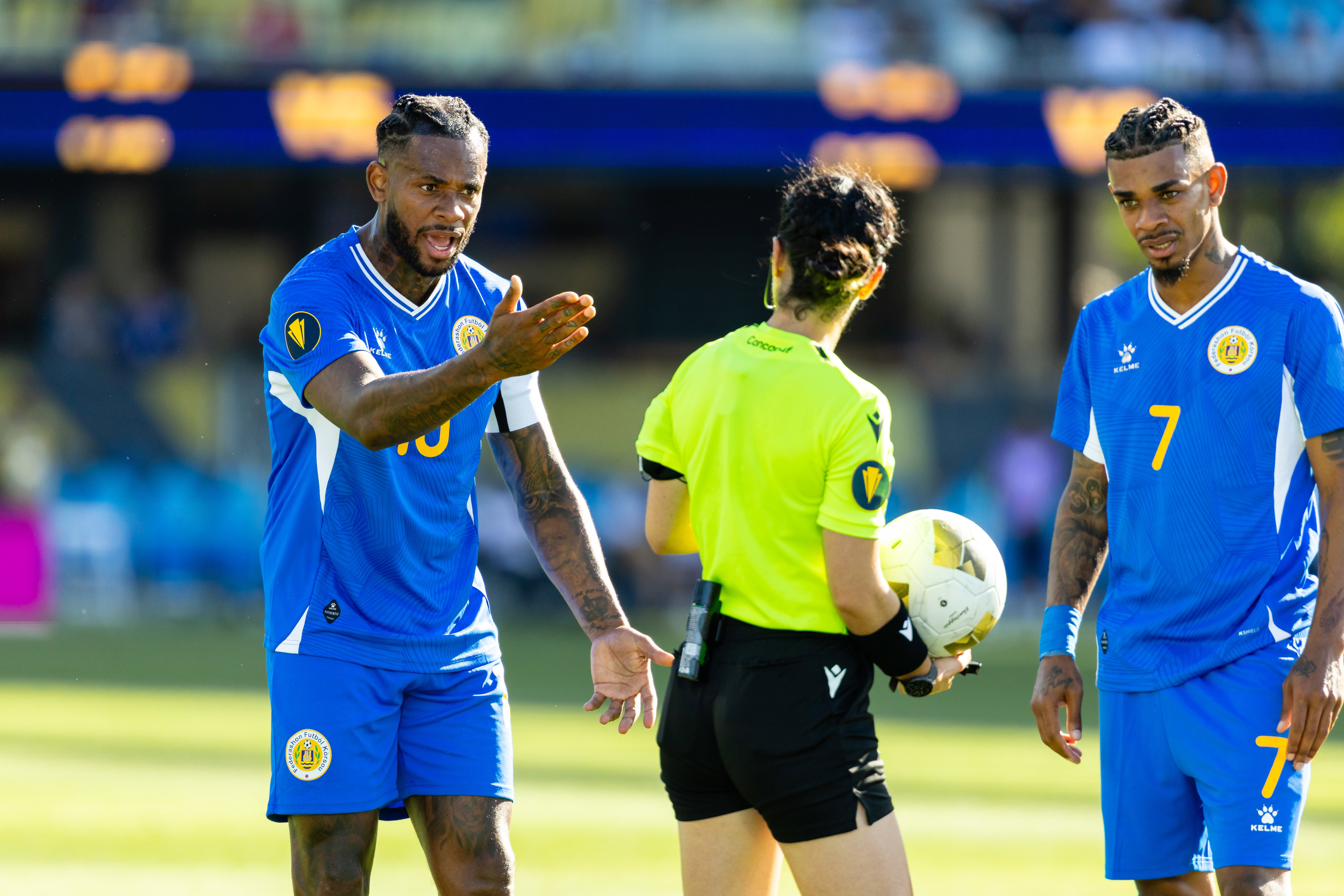 Leandro Bacuna in discussie met de scheidsrechter