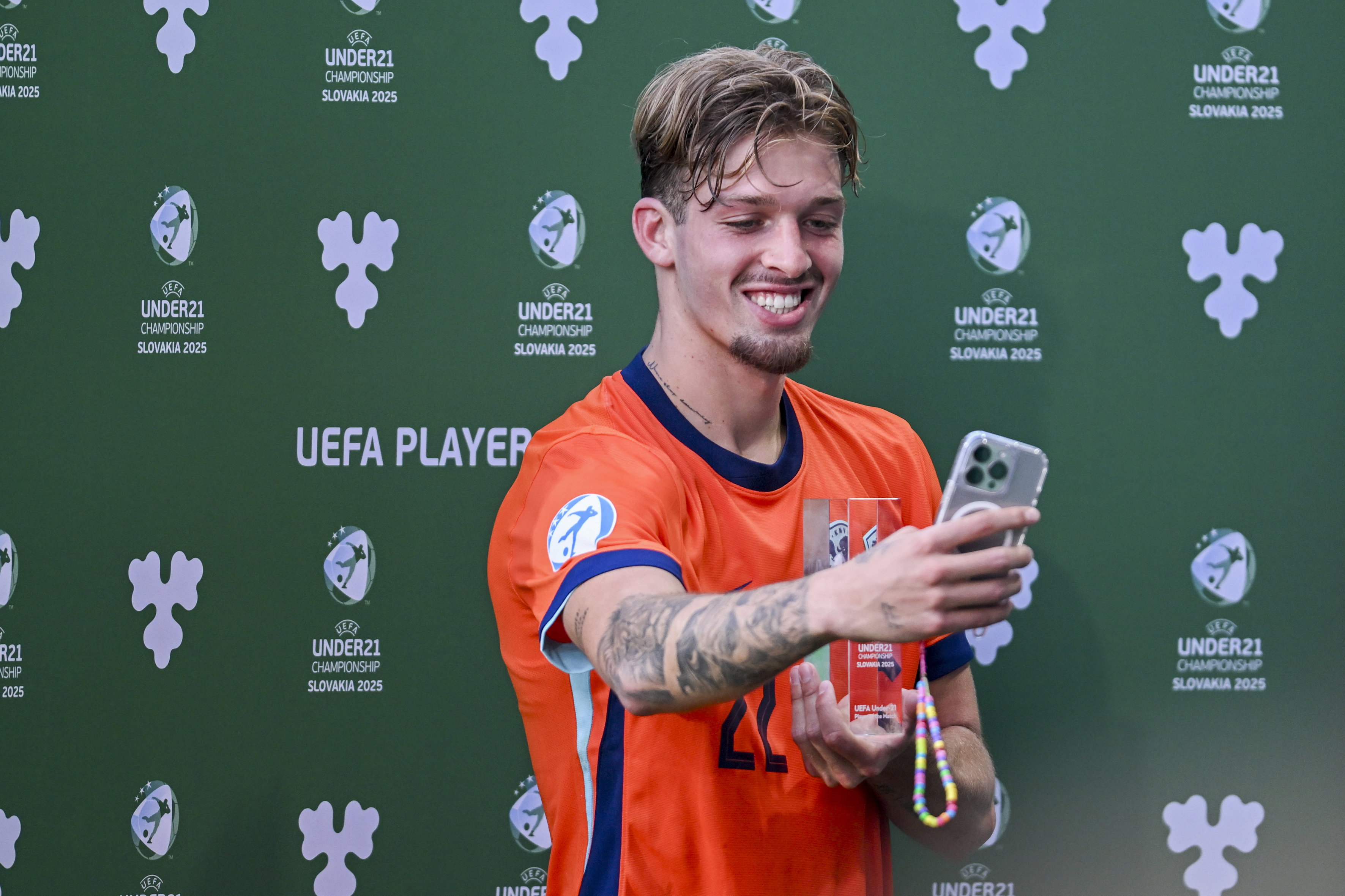 Luciano Valente is blij na een duel van Jong Oranje