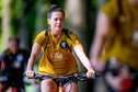 Merel van Dongen onderweg naar de training van Oranje