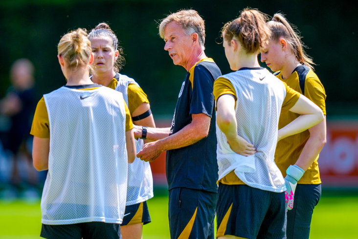 De OranjeLeeuwinnen trainen in Zeist