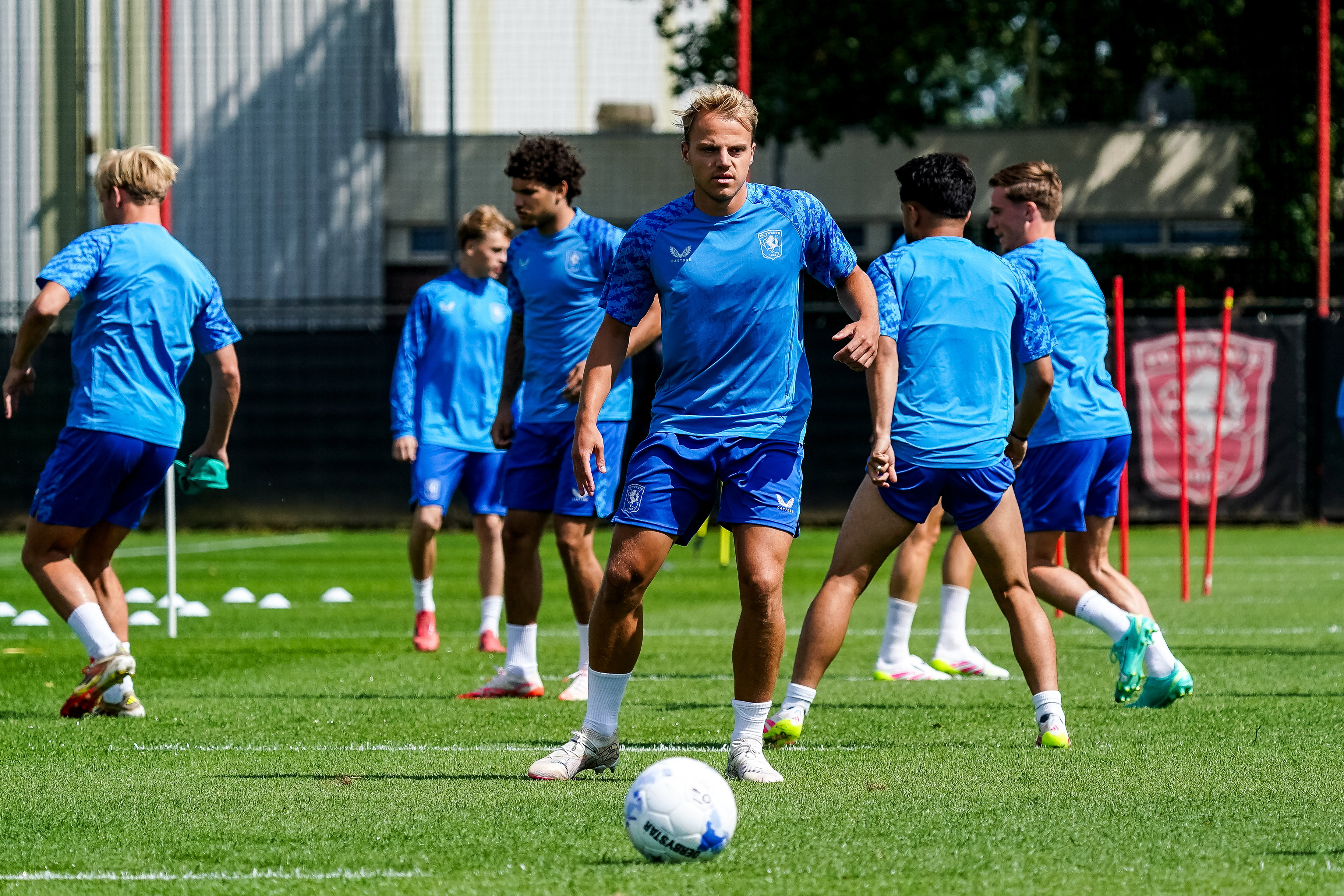 Thomas van den Belt op het trainingsveld bij FC Twente