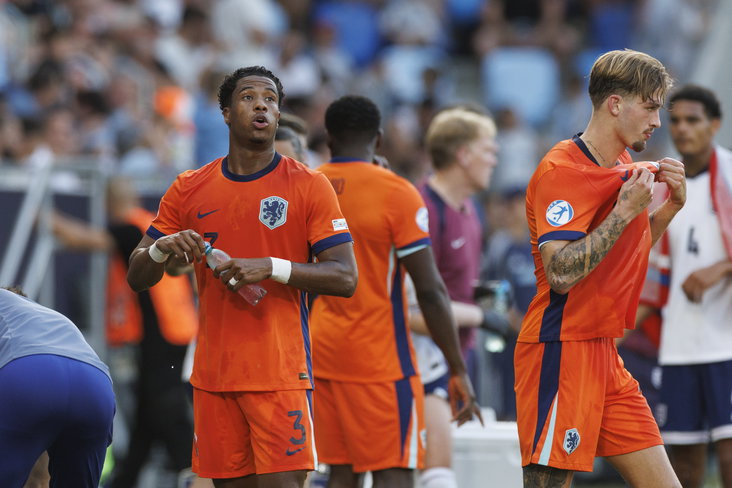 Ryan Flamingo tijdens een drinkpauze met Jong Oranje tegen Jong Engeland