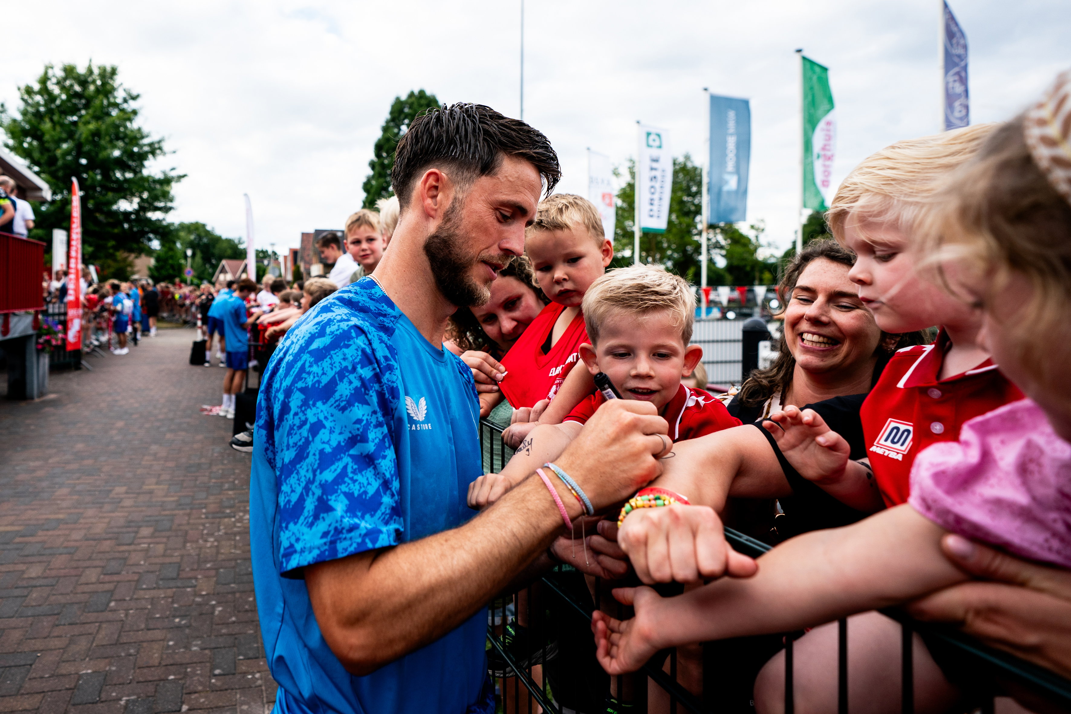 Ricky van Wolfswinkel deelt handtekeningen uit