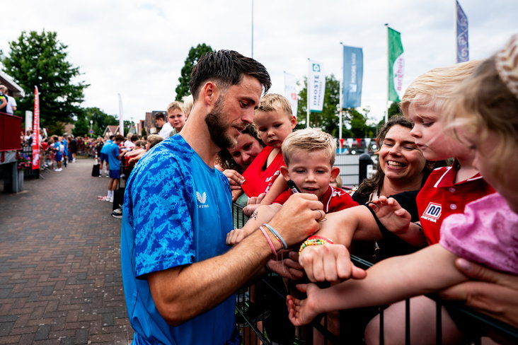 Ricky van Wolfswinkel deelt handtekeningen uit