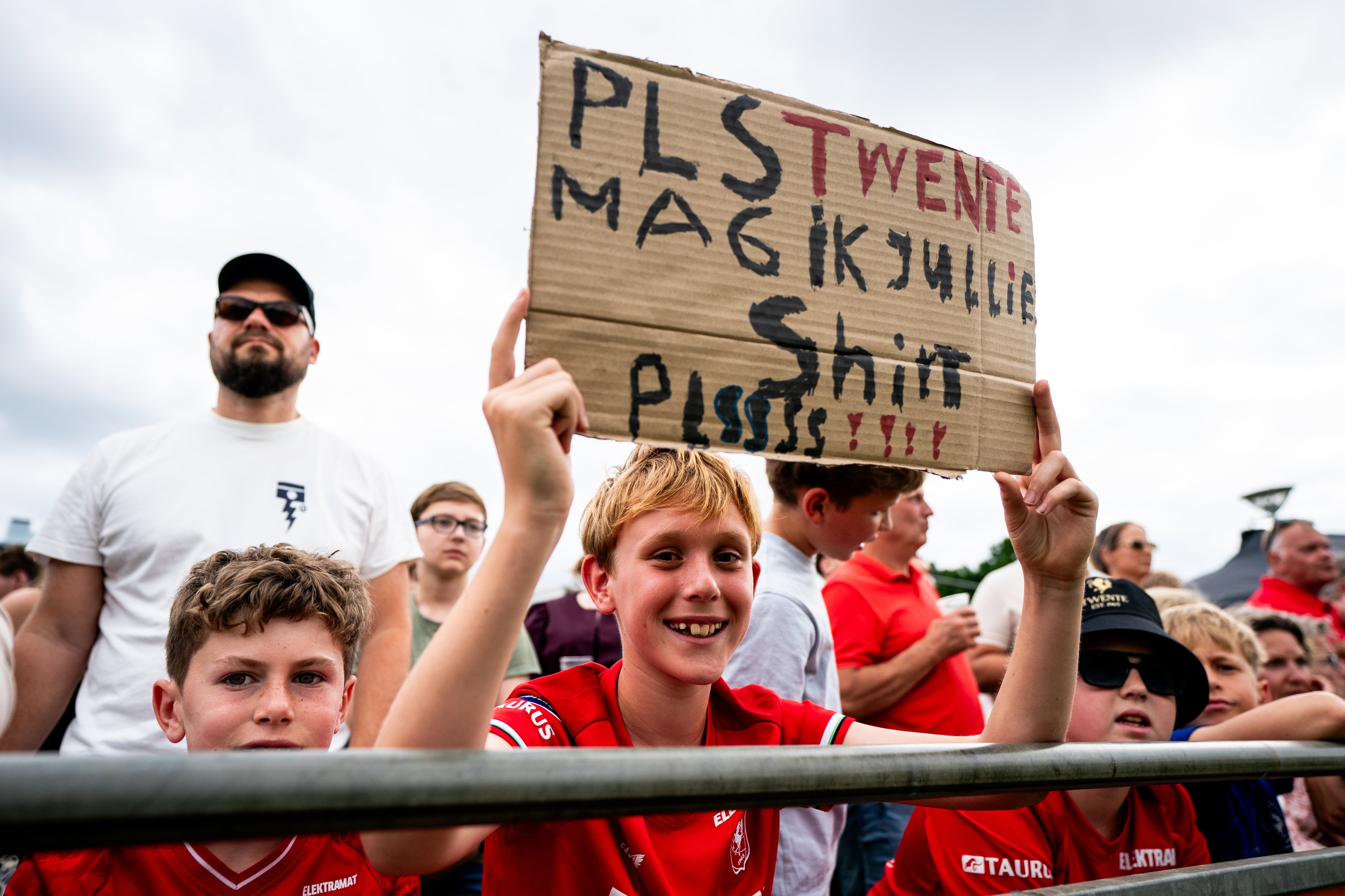 Een jonge fan van FC Twente langs de lijn