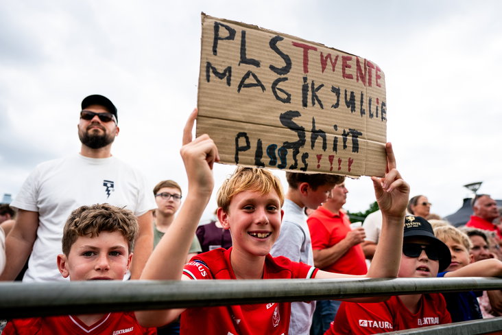 Een jonge fan van FC Twente langs de lijn
