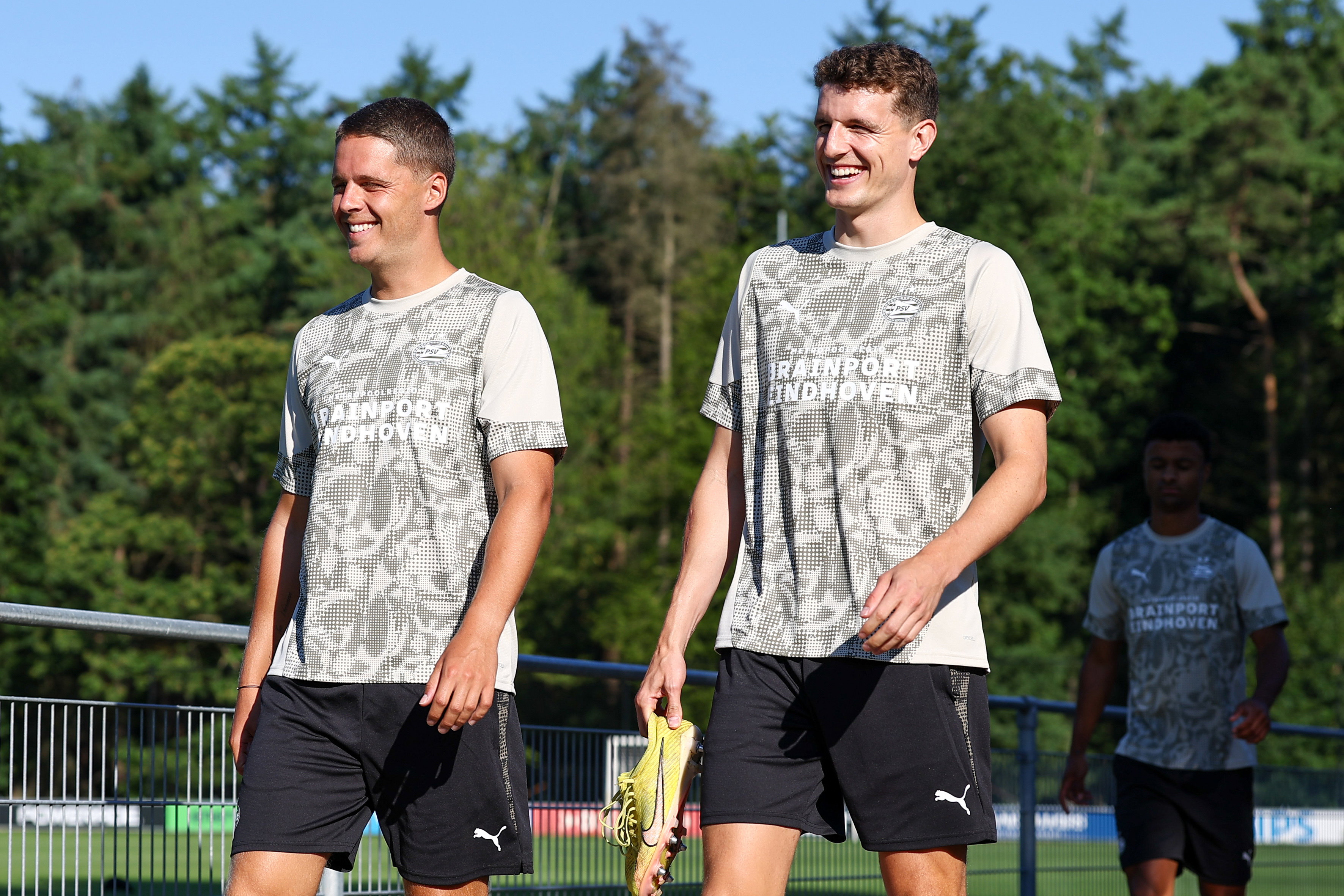 Joey Veerman en Guus Til voor de eerste training van PSV