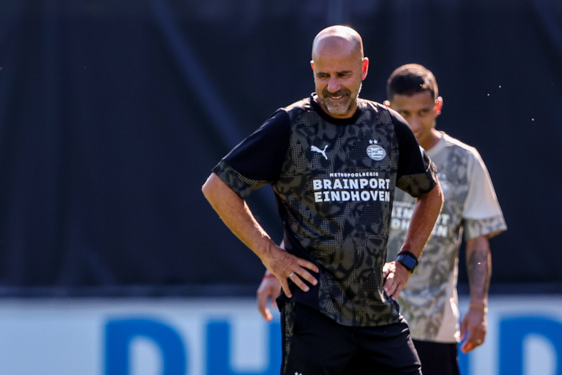 Peter Bosz op de training van PSV