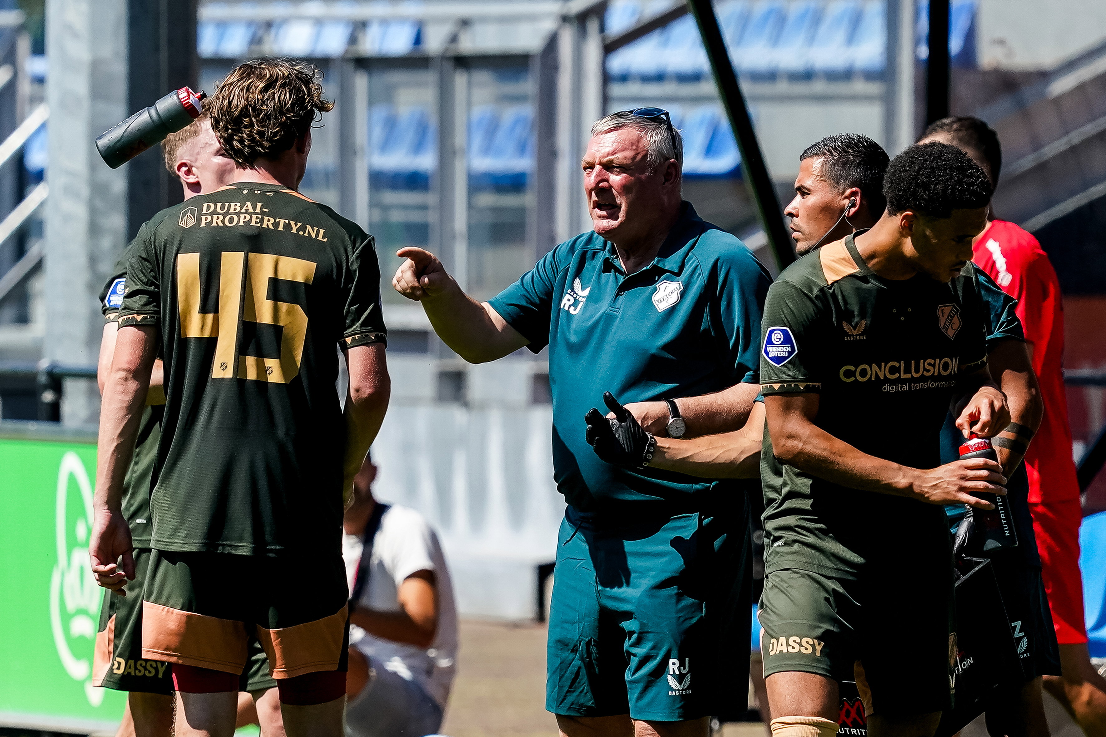 Ron Jans geeft instructies