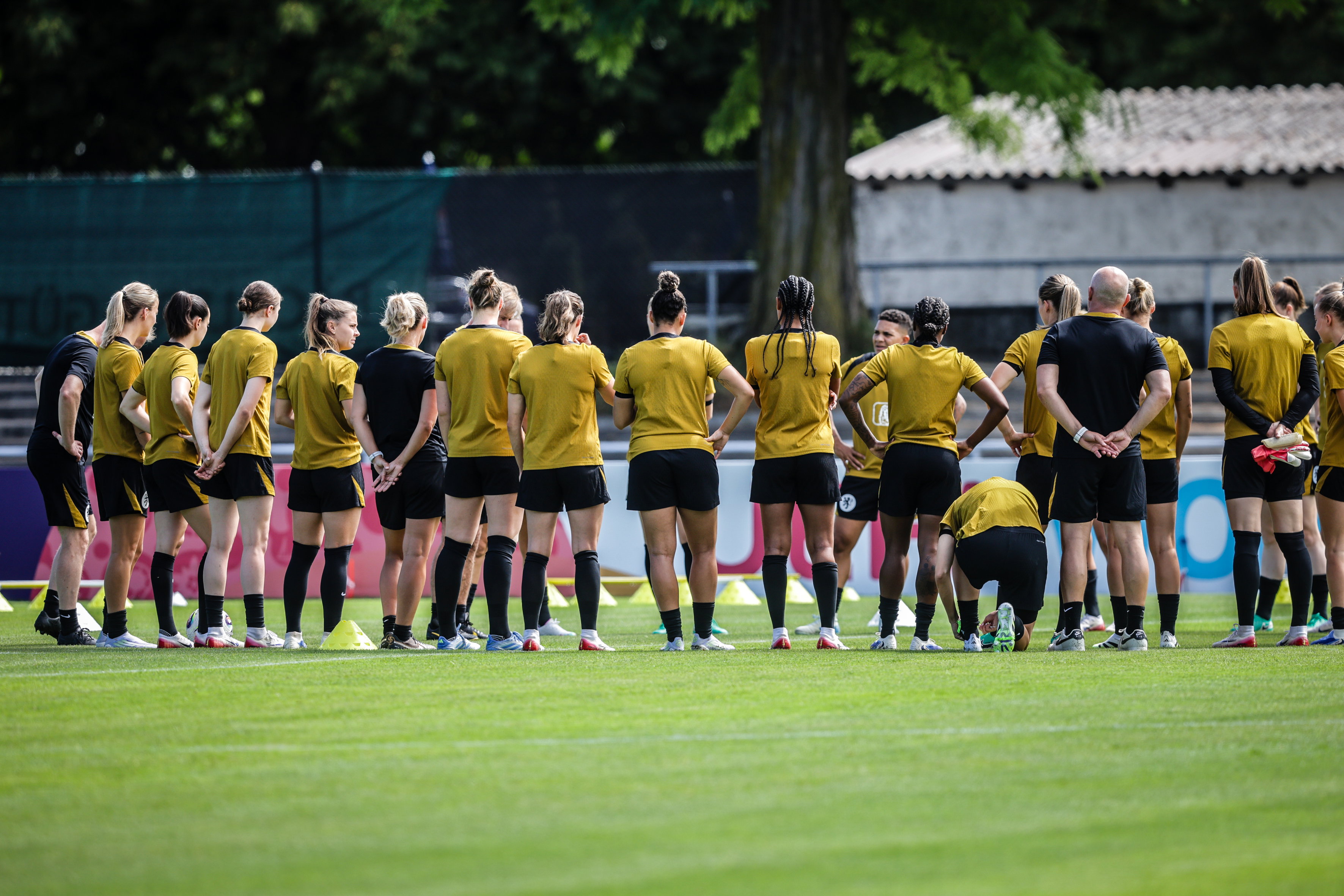 De OranjeLeeuwinnen trainen in Zwitserland