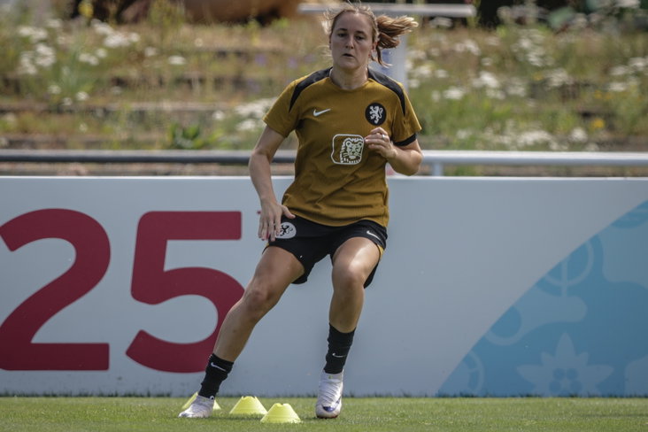 Wieke Kaptein op de training van de OranjeLeeuwinnen