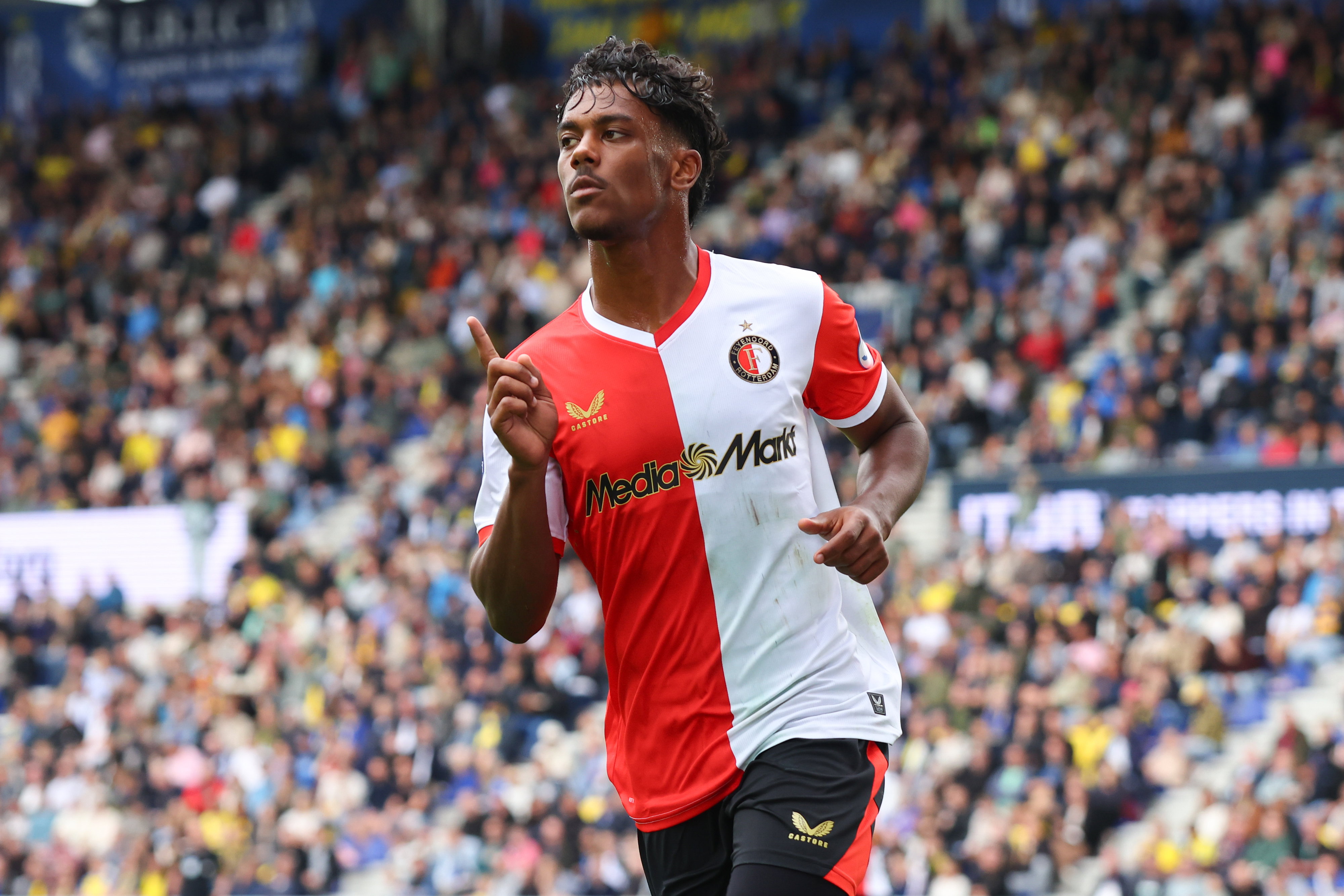 Jaden Slory juicht na zijn goal voor Feyenoord