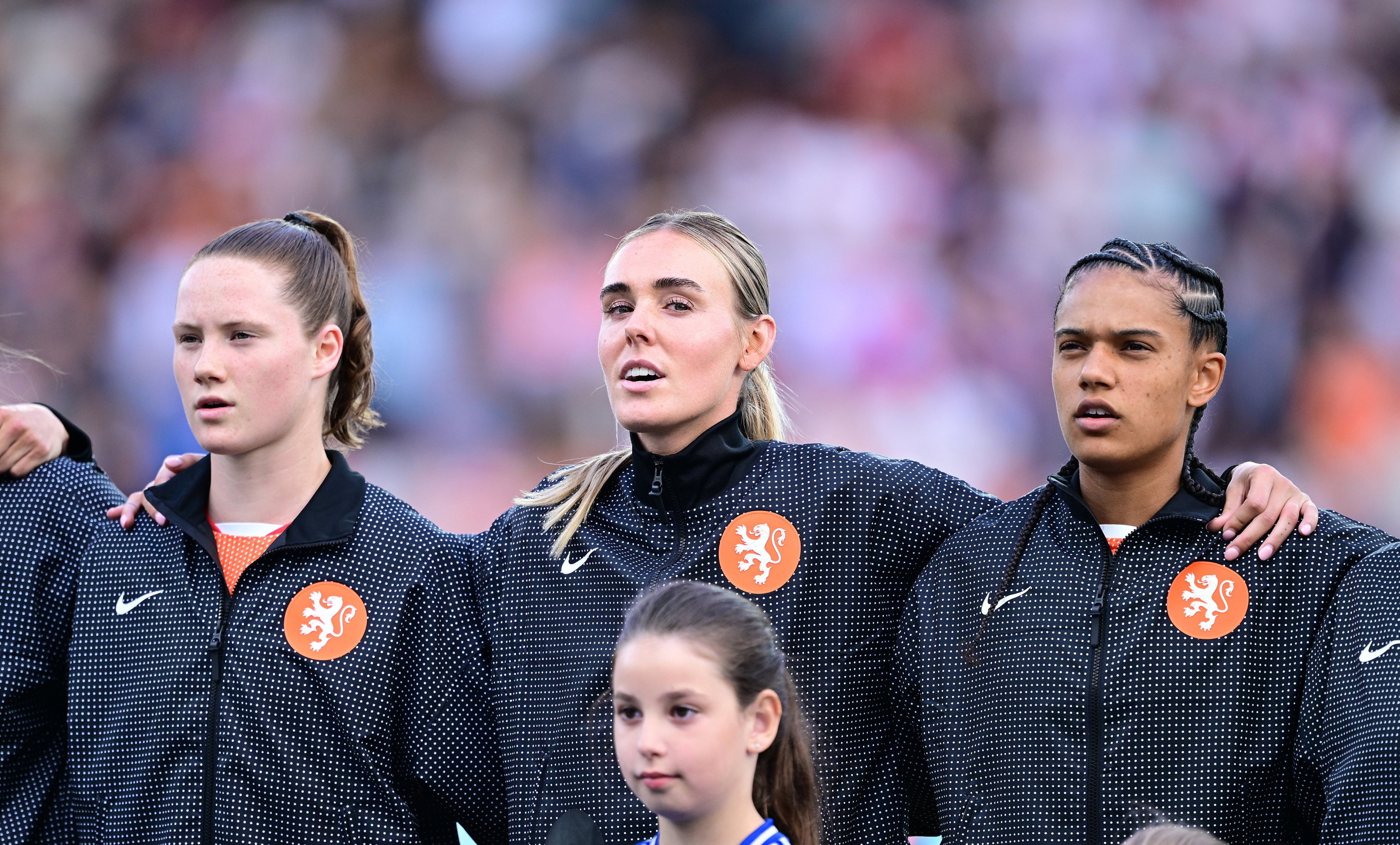 Veerle Buurman, Jill Roord en Esmee Brugts tijdens het Wilhelmus