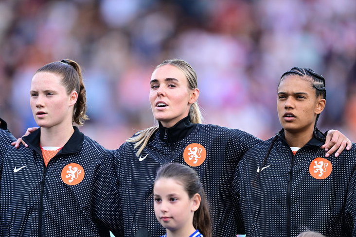 Veerle Buurman, Jill Roord en Esmee Brugts tijdens het Wilhelmus