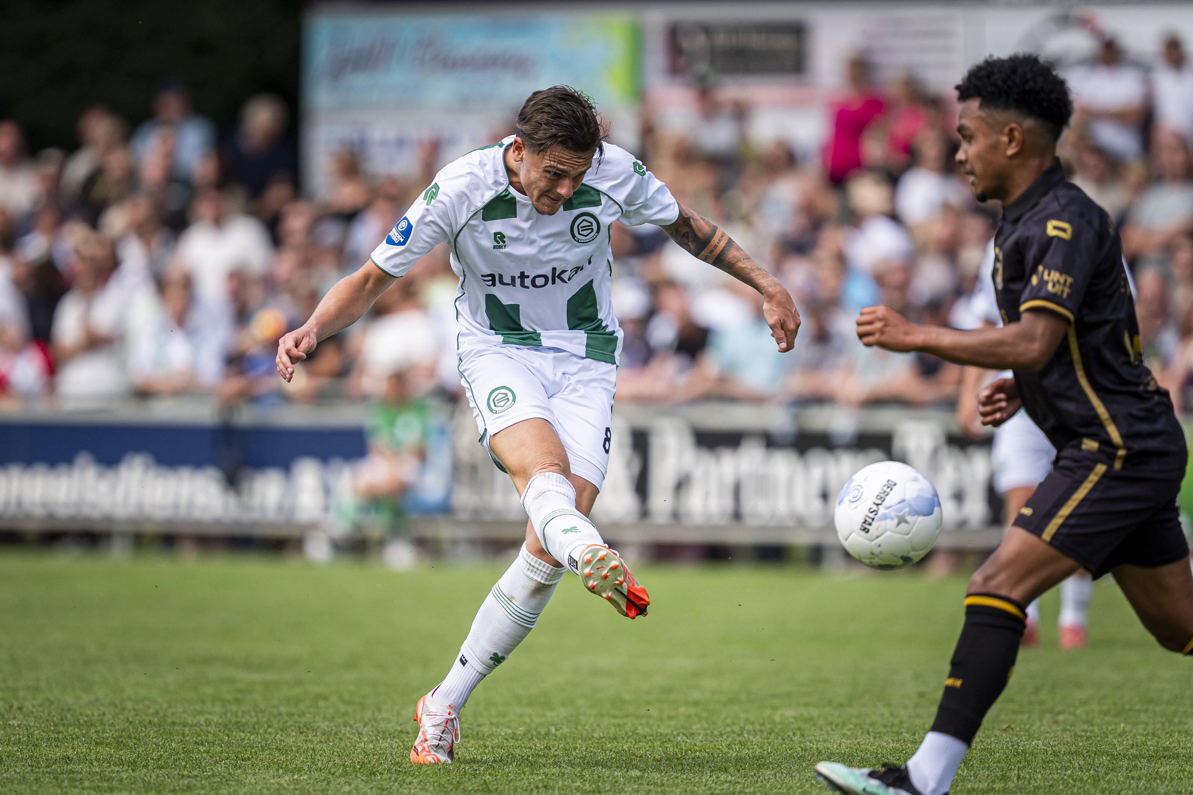 Tika de Jonge schiet op goal