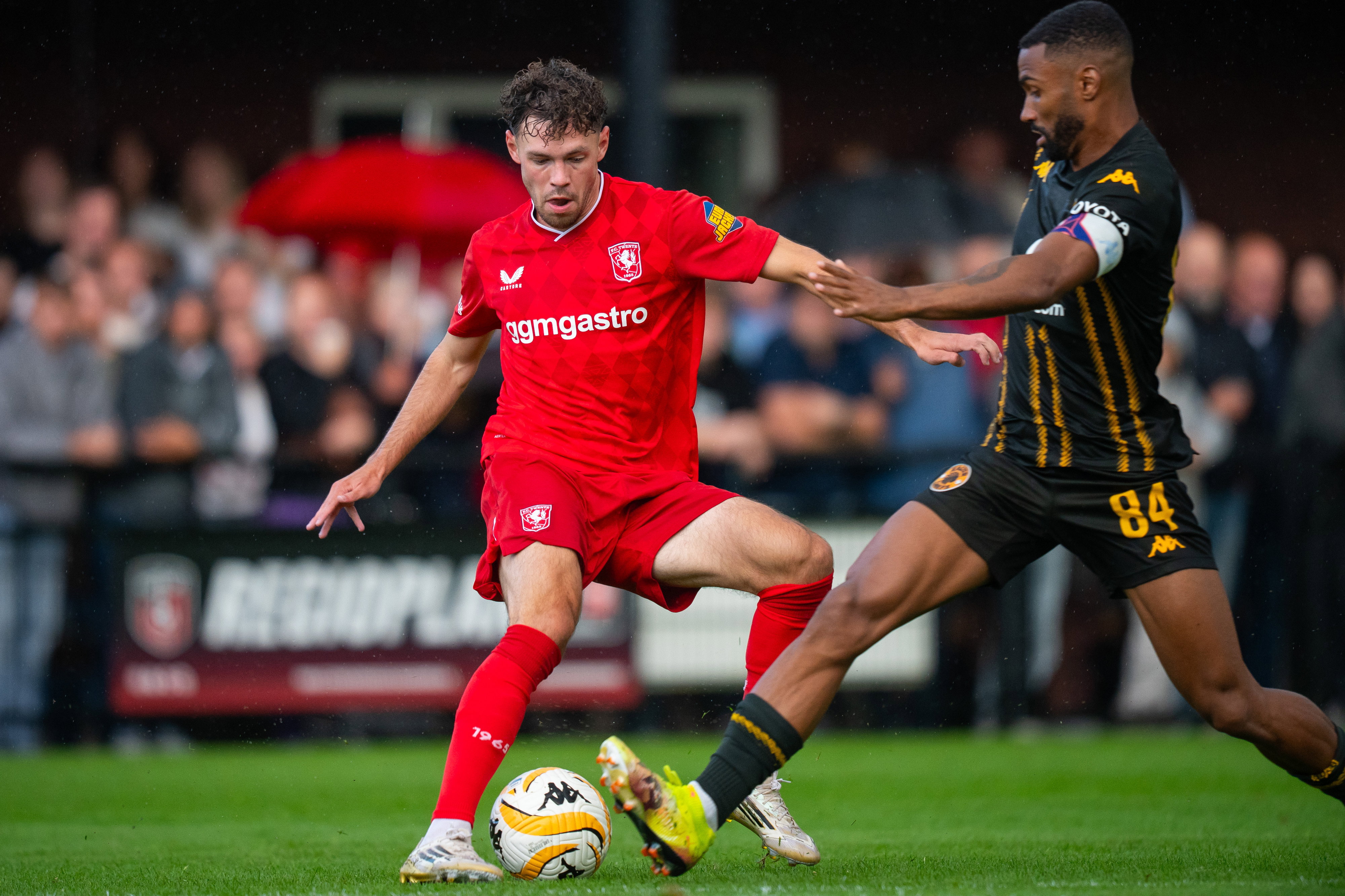 Mitchell van Bergen in het duel met Kaizer Chiefs