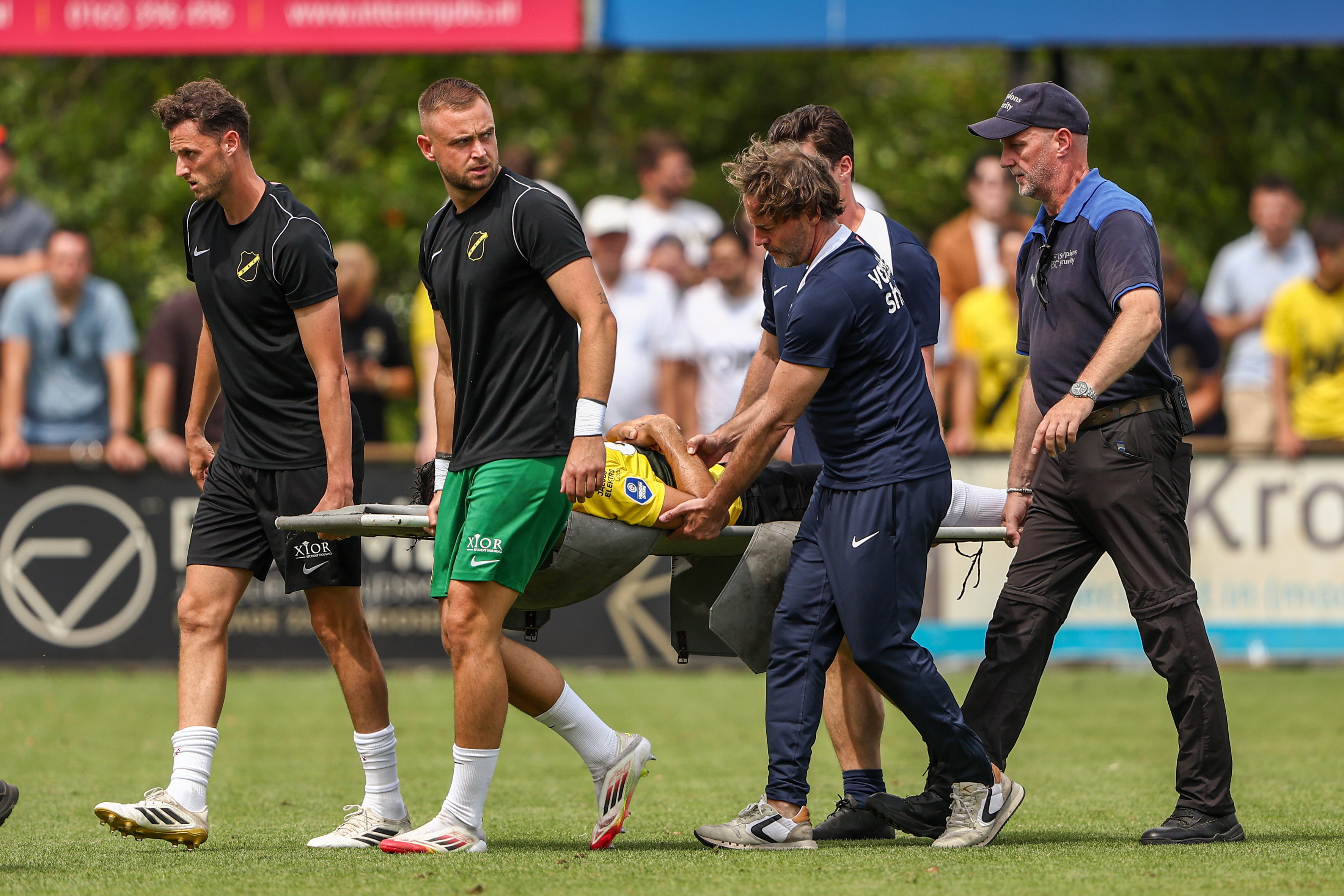 Leo Greiml per brancard van het veld gedragen