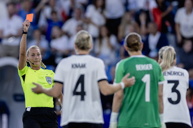 Kathrin Hendrich krijgt een rode kaart