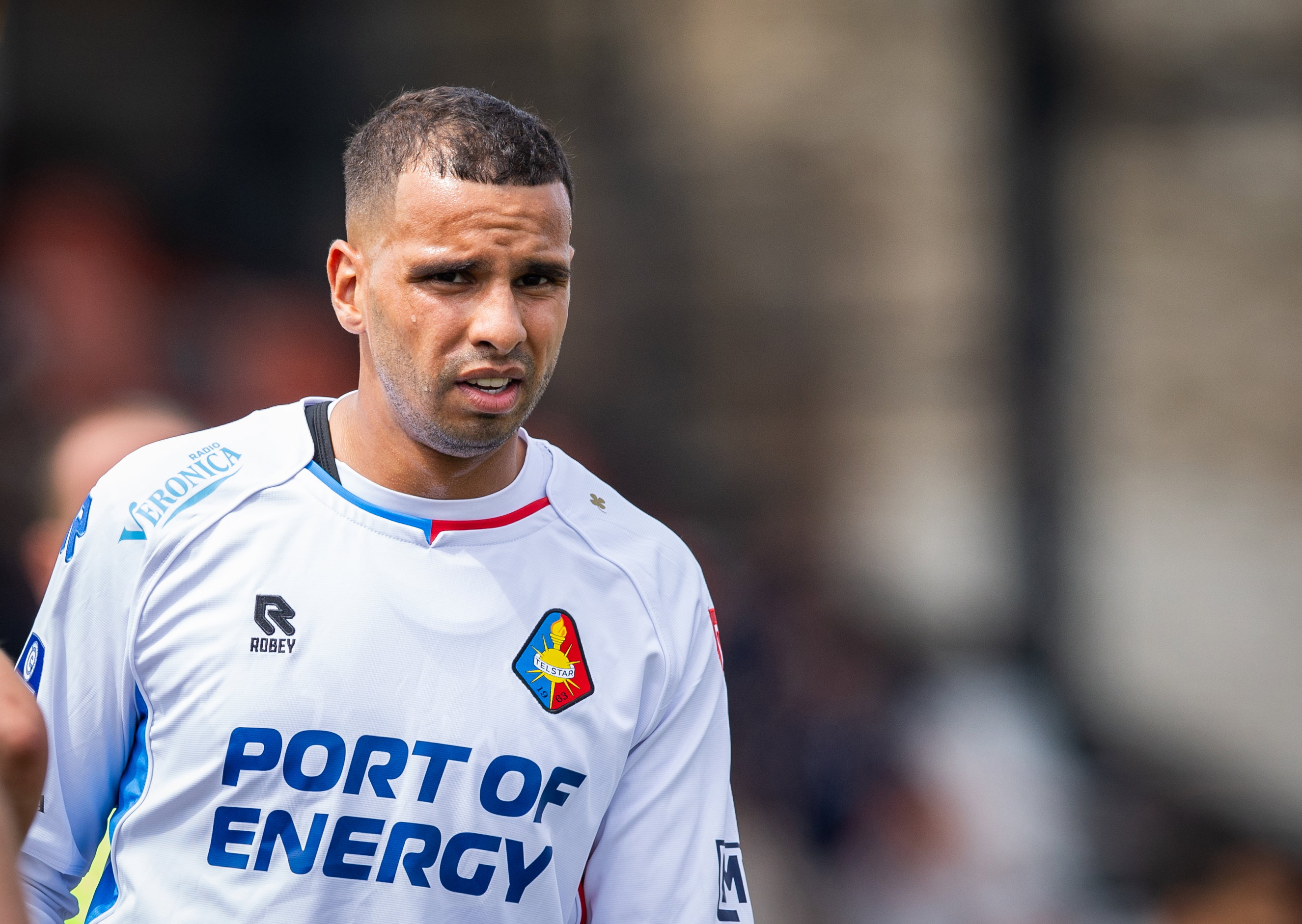 Adam Maher in het shirt van Telstar