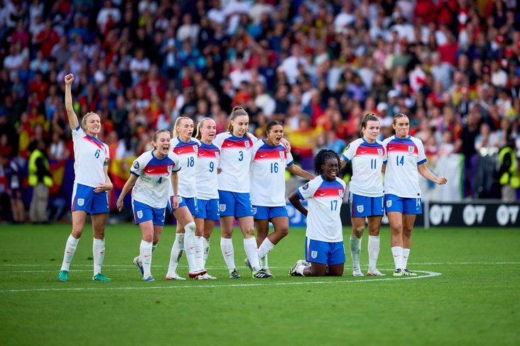 De speelsters van Engeland tijdens de penaltyserie in de EK-finale