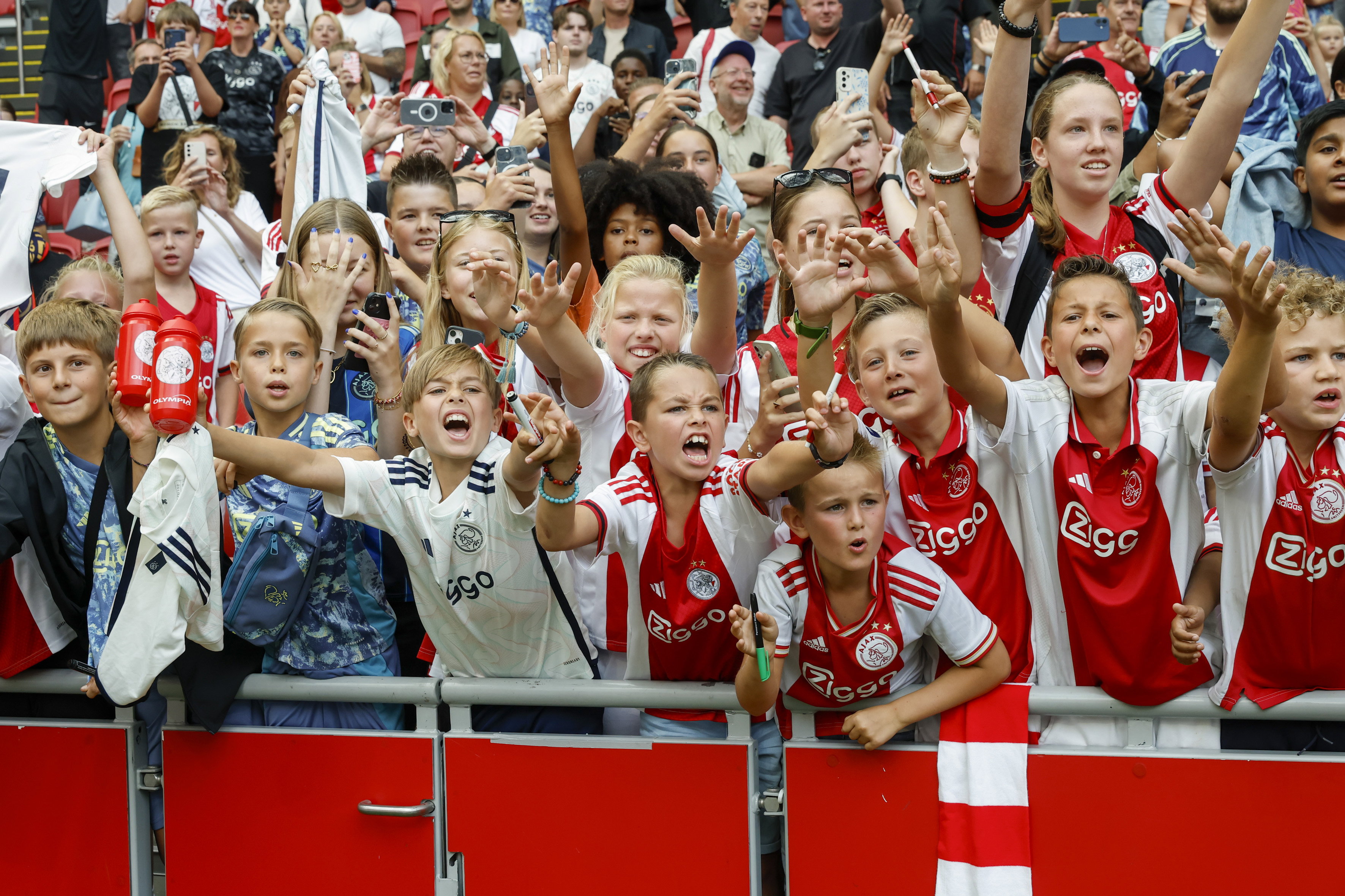 Jonge Ajax-fans in de Johan Cruijff ArenA