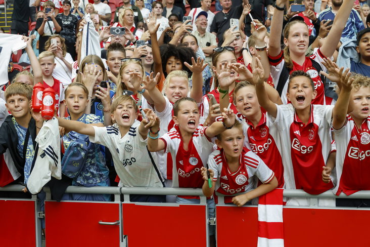 Jonge Ajax-fans in de Johan Cruijff ArenA