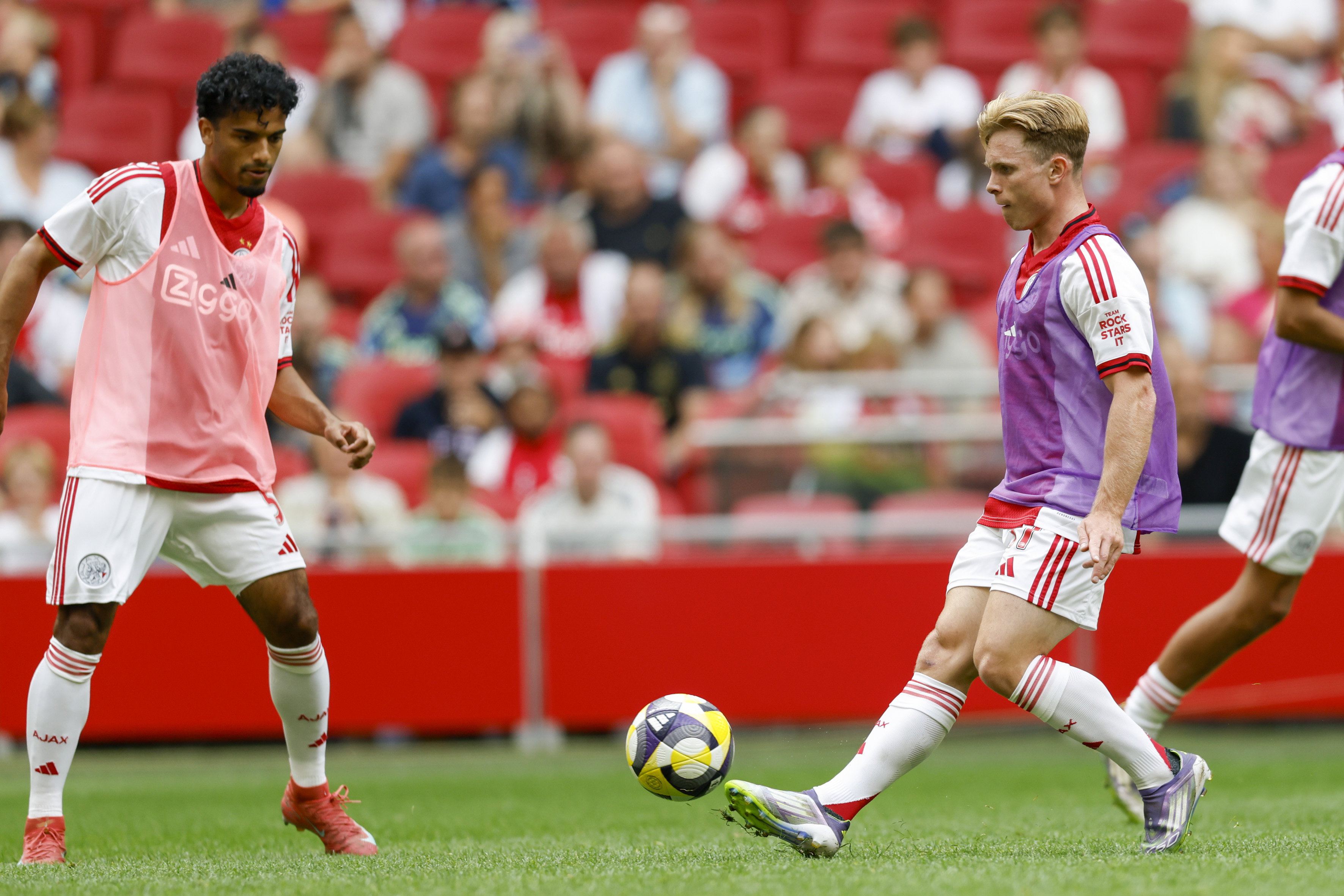 Oliver Edvardsen bij Ajax (rechts)