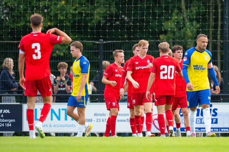 Mats Rots na zijn goal tegen RKC Waalwijk