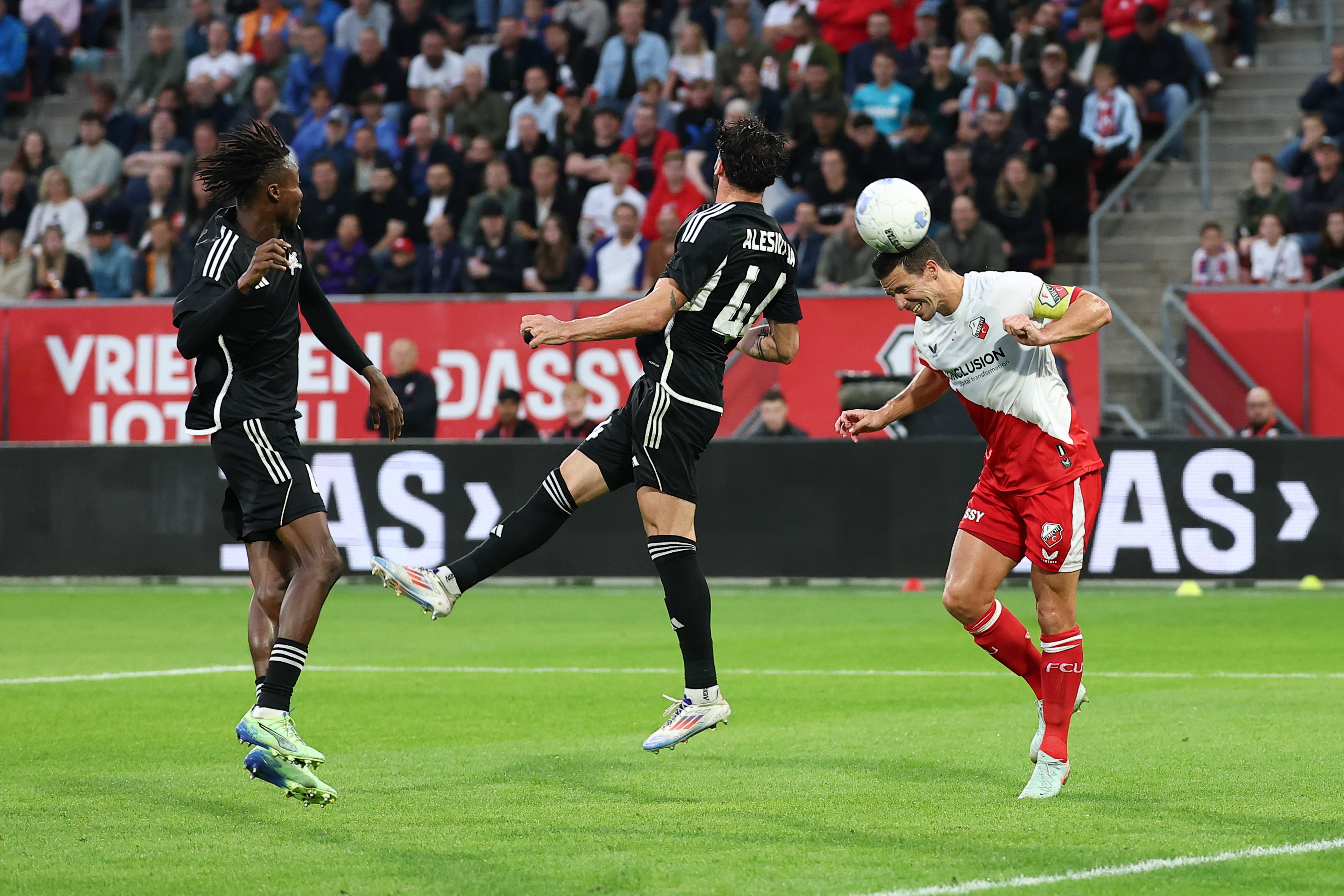 Nick Viergever in duel met FC Sheriff