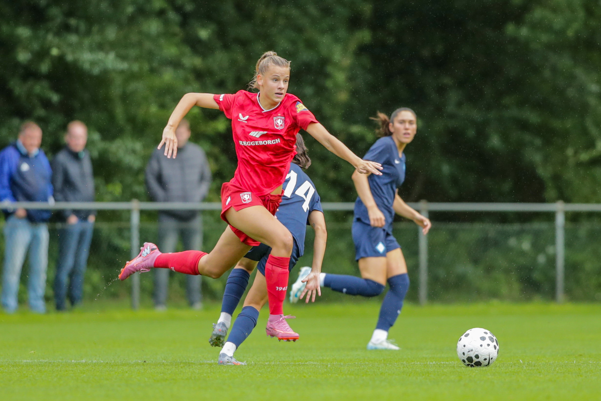 Eva Oude Elberink in actie voor FC Twente