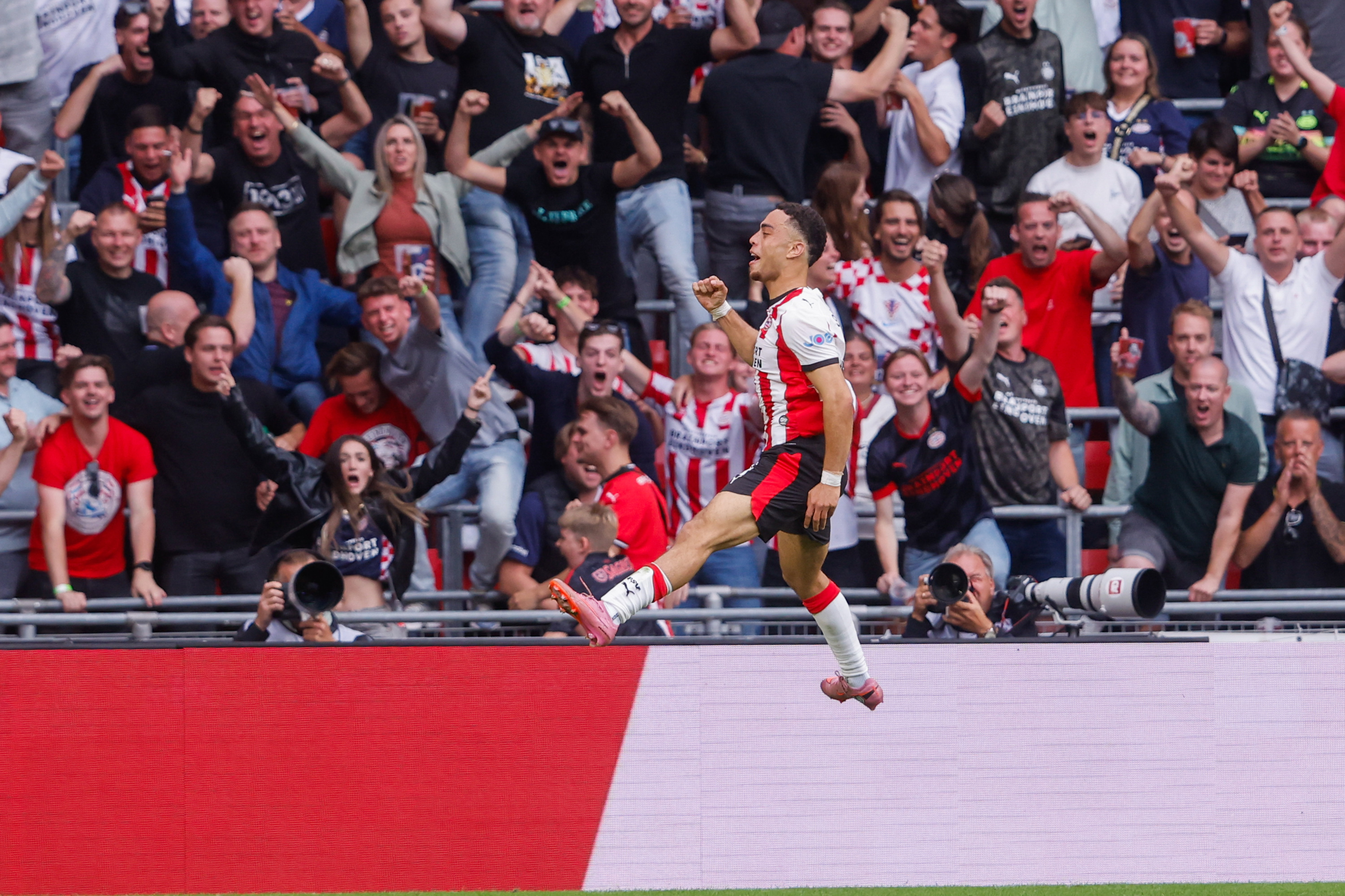 Sergiño Dest scoorde de winnende tegen Go Ahead Eagles