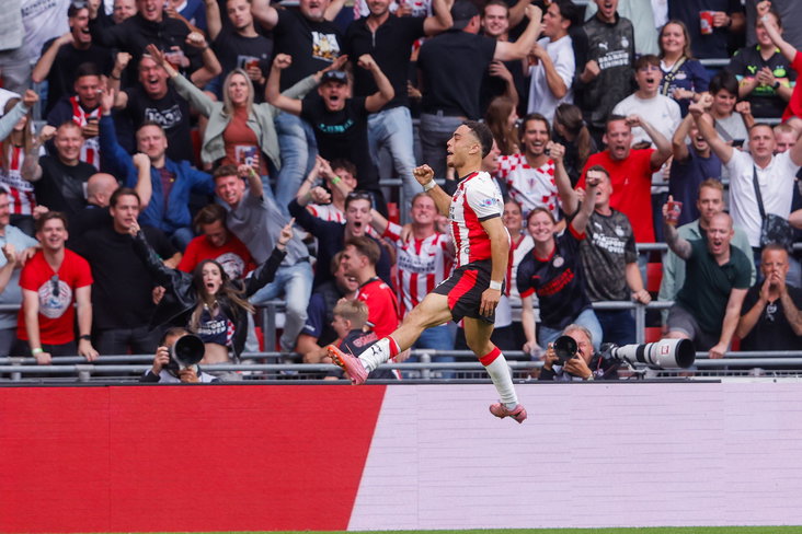 Sergiño Dest scoorde de winnende tegen Go Ahead Eagles