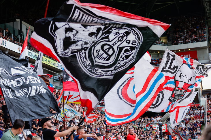 PSV-vlaggen in het Philips Stadion
