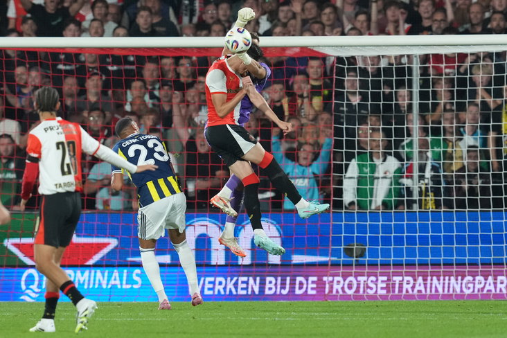 Timon Wellenreuther en Anel Ahmedhodzic botsen